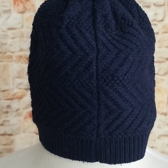 New UGG Pom Pom Beanie - Picture 6 of 11